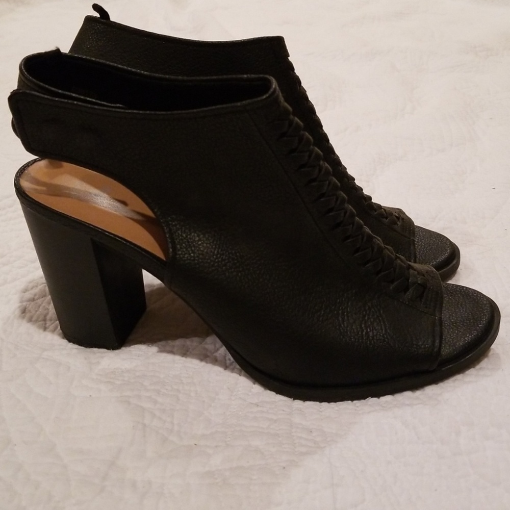 Gap snap back heels